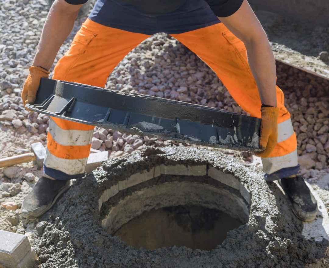 Travailleur portant une charge lourde sur un chantier dans une position sécurisée